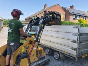 Peters bomenservice nieuwste aanwinst Skid- steer, boomstammen. neerbeek, zuid limburg